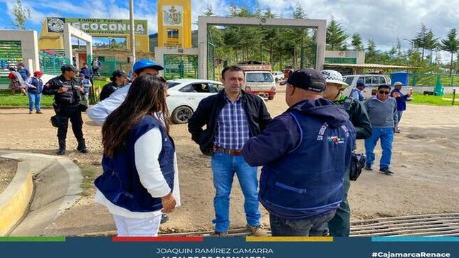 📌En un esfuerzo conjunto por garantizar la seguridad vial y el cumplimiento de las normativas de tránsito, la Municipalidad Provincial de Cajamarca (MPC) llevó a cabo un operativo de fiscalización en colaboración con el serenazgo, la policía de tránsito, y la gerencia de transporte. Este operativo contó con la participación activa de los regidores Jorge Rojas y Segundo Segundo,  se desarrolló en los alrededores de la plaza pecuaria Iscoconga.
⚠Durante la acción de fiscalización, se identificaron varios conductores que no contaban con la documentación adecuada para circular, lo que resulta en una preocupación significativa para la seguridad vial y el ordenamiento del tránsito en la jurisdicción de Cajamarca.
🤝La #MPC reafirma su compromiso con la seguridad vial y continuará trabajando de la mano con las autoridades locales para promover el cumplimiento de las normativas de tránsito y garantizar un entorno seguro para todos los habitantes de Cajamarca.