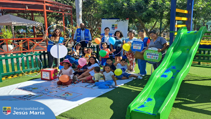 La DEMUNA de Jesús María organizó una tarde de diversión y juegos lúdicos 🧩 en el  Parque Habich. 🌳
En la actividad también se brindó asesoría legal y psicológica en temas relacionados con la familia, adolescencia y niñez. 👨🏻‍👩🏻‍👧🏻‍👦🏻
Para más información de las actividades desarrolladas por la #DEMUNA de Jesús María comunícate al 📞 6141212 anexo 3012.