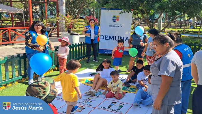 La DEMUNA de Jesús María organizó una tarde de diversión y juegos lúdicos 🧩 en el  Parque Habich. 🌳
En la actividad también se brindó asesoría legal y psicológica en temas relacionados con la familia, adolescencia y niñez. 👨🏻‍👩🏻‍👧🏻‍👦🏻
Para más información de las actividades desarrolladas por la #DEMUNA de Jesús María comunícate al 📞 6141212 anexo 3012.