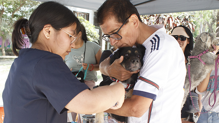 Vecinos felices y mascotas saludables en el I Animal Fest 2024.