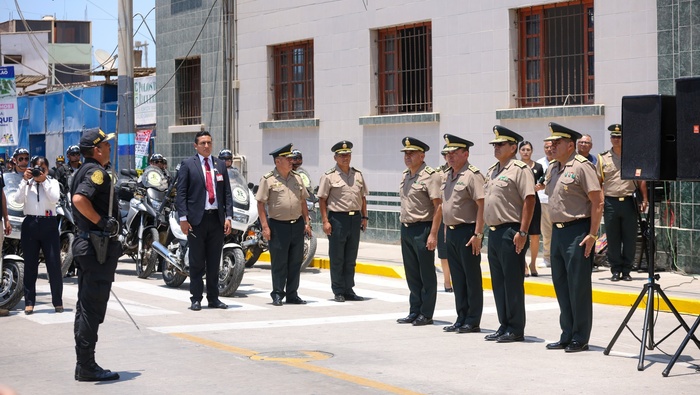 Estamos fortaleciendo la investigaci贸n criminal para combatir delitos contra la vida en la Regi贸n Policial Callao. Con 50 nuevos efectivos en la secci贸n de homicidios, nos enfocamos en la identificaci贸n y captura de responsables, asegurando su procesamiento judicial. Tambi茅n, reforzamos la Brigada Policial Motorizada con 50 motocicletas para garantizar el cumplimiento de leyes y proteger la integridad de nuestra comunidad. 隆Un verano seguro se acerca con el servicio policial "Verano 2024" en la zona de acci贸n de las playas del Callao, La Punta y Ventanilla!, gracias a la gesti贸n de nuestro alcalde 饾悏饾悺饾惃饾惎饾悽饾惂饾惉饾惃饾惂 饾悤饾悮饾惉饾惇饾惍饾悶饾惓, donde trabajaremos en colaboraci贸n con el Serenazgo de distintas Municipalidades para garantizar un verano tranquilo y disfrutable para todos.