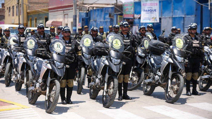Estamos fortaleciendo la investigaci贸n criminal para combatir delitos contra la vida en la Regi贸n Policial Callao. Con 50 nuevos efectivos en la secci贸n de homicidios, nos enfocamos en la identificaci贸n y captura de responsables, asegurando su procesamiento judicial. Tambi茅n, reforzamos la Brigada Policial Motorizada con 50 motocicletas para garantizar el cumplimiento de leyes y proteger la integridad de nuestra comunidad. 隆Un verano seguro se acerca con el servicio policial "Verano 2024" en la zona de acci贸n de las playas del Callao, La Punta y Ventanilla!, gracias a la gesti贸n de nuestro alcalde 饾悏饾悺饾惃饾惎饾悽饾惂饾惉饾惃饾惂 饾悤饾悮饾惉饾惇饾惍饾悶饾惓, donde trabajaremos en colaboraci贸n con el Serenazgo de distintas Municipalidades para garantizar un verano tranquilo y disfrutable para todos.