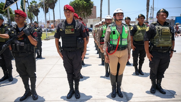 Estamos fortaleciendo la investigaci贸n criminal para combatir delitos contra la vida en la Regi贸n Policial Callao. Con 50 nuevos efectivos en la secci贸n de homicidios, nos enfocamos en la identificaci贸n y captura de responsables, asegurando su procesamiento judicial. Tambi茅n, reforzamos la Brigada Policial Motorizada con 50 motocicletas para garantizar el cumplimiento de leyes y proteger la integridad de nuestra comunidad. 隆Un verano seguro se acerca con el servicio policial "Verano 2024" en la zona de acci贸n de las playas del Callao, La Punta y Ventanilla!, gracias a la gesti贸n de nuestro alcalde 饾悏饾悺饾惃饾惎饾悽饾惂饾惉饾惃饾惂 饾悤饾悮饾惉饾惇饾惍饾悶饾惓, donde trabajaremos en colaboraci贸n con el Serenazgo de distintas Municipalidades para garantizar un verano tranquilo y disfrutable para todos.