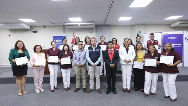 Lima norte 76 obstetras recibieron certificación por curso de prevención, atención y violencia