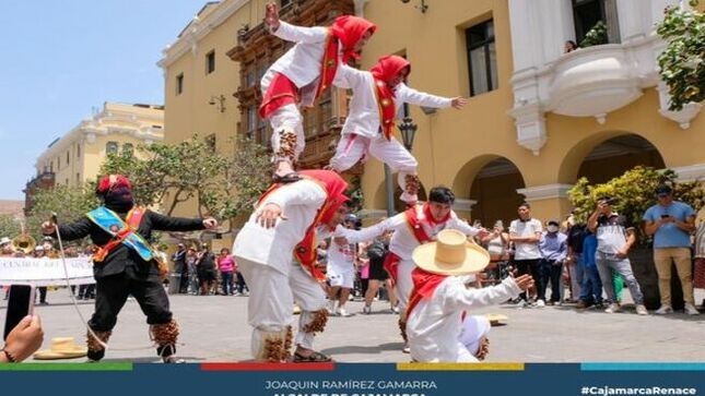 🎭La Municipalidad Provincial de Cajamarca, bajo la dirección del alcalde Joaquín Ramírez Gamarra, encabezó una vibrante celebración en la Plaza Mayor de Lima. Acompañado por una nutrida delegación de patrullas y comparsas, el evento trajo consigo la esencia de la fiesta más tradicional de Cajamarca.
🥳Este colorido despliegue, parte de la estrategia promocional de la "Fiesta más Alegre del Perú", cautivó a los presentes con música, vivacidad y una explosión de alegría. La presencia de la celebración cajamarquina en la capital peruana no solo resaltó la riqueza cultural, sino que también reforzó la conexión entre regiones a través de la tradición festiva.
✅Agradecemos la presencia de nuestro artista Fernando Amorín, creador del afiche del carnaval inolvidable 2024 y a la Municipalidad de Lima por el apoyo para seguir difundiendo la Fiesta Más Alegre del Perú. 