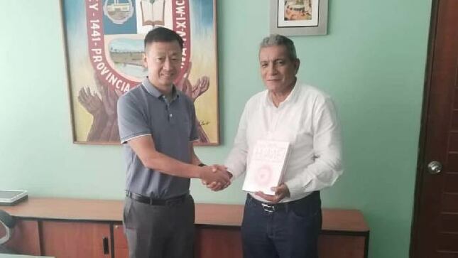 Alcalde con el presidente de Huawei