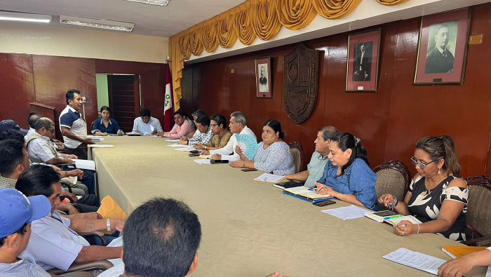 Mesa con dirigentes