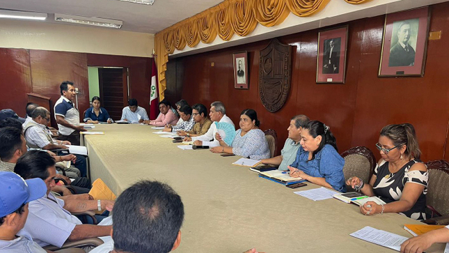Mesa con dirigentes