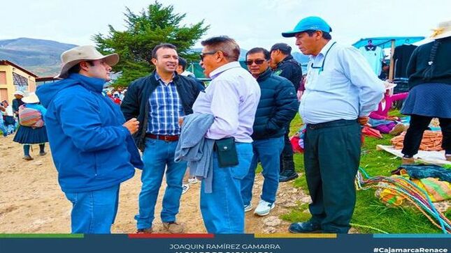 📌En una tarea de acercamiento del gobierno local hacia la población del área rural, la Municipalidad Provincial de Cajamarca realiza la entrega de alimentos a los comedores populares en las propias comunidades, hecho que ha sido recibido con mucho beneplácito por los beneficiarios de este tipo de programas sociales. 
✅Es así que, dando cumplimiento a los lineamientos de gestión del alcalde provincial de Cajamarca, Joaquin Ramírez Gamarra, el regidor y presidente de la Comisión de Desarrollo Social Eugenio Cruzado Bardales, junto al regidor Segundo Castañeda y funcionarios de la gerencia de Desarrollo Social llegaron hasta las comunidades Puruay Alto y Quishuar para hacer entrega de la dotación de alimentos a los  comedores  populares “Las Margaritas” y Cielo Azul”, respectivamente, en donde se atienden a más de 80 beneficiarios.
🤝Dirigentes de ambos comedores populares resaltaron y agradecieron la decisión del alcalde Joaquín Ramírez Gamarra por llevar los alimentos a las propias comunidades. “Esto significa un gran alivio para nosotros porque nos ahorra tiempo y economía al no tener que pagar movilidad como se hacía anteriormente”, comentaron las dirigentes de los comedores populares, expresando su agradecimiento a la autoridad municipal por estas actitudes positivas de interrelación con la población rural.