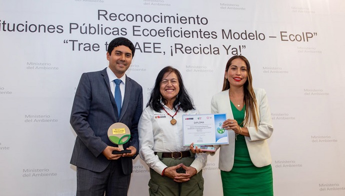 Foto de funcionarios recibiendo el premio en nombre del Sineace