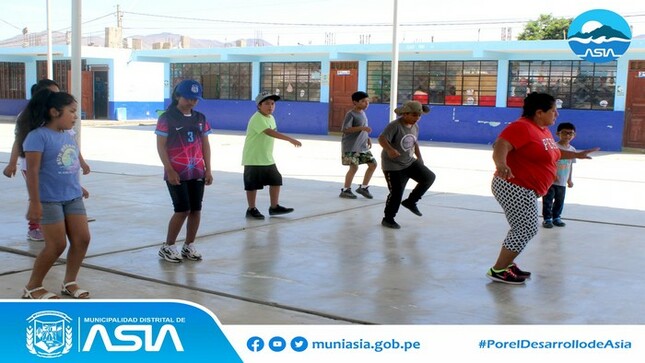 La Municipalidad Distrital de Asia encabezada por nuestro alcalde Isaias Alcántara Malásquez, continúa realizando los talleres de Danzas, en donde los alumnos aprenden más sobre los diferentes estilos de baile, la técnica, postura, coordinación y expresión corporal al momento de danzar.
#AsiaTalleresdeVerano2024
#PorelDesarrollodeAsia
#IsaiasAlcantaraAlcaldedeAsia