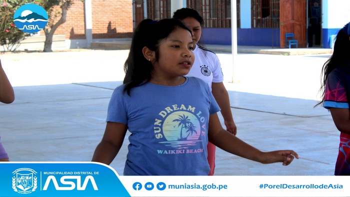 La Municipalidad Distrital de Asia encabezada por nuestro alcalde Isaias Alcántara Malásquez, continúa realizando los talleres de Danzas, en donde los alumnos aprenden más sobre los diferentes estilos de baile, la técnica, postura, coordinación y expresión corporal al momento de danzar.
#AsiaTalleresdeVerano2024
#PorelDesarrollodeAsia
#IsaiasAlcantaraAlcaldedeAsia