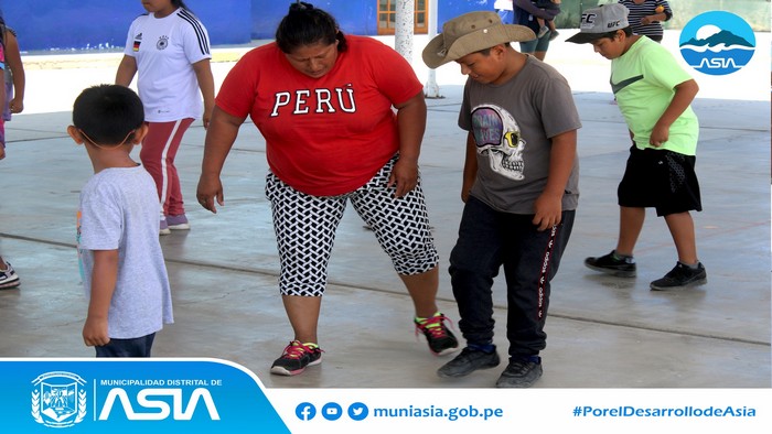 La Municipalidad Distrital de Asia encabezada por nuestro alcalde Isaias Alcántara Malásquez, continúa realizando los talleres de Danzas, en donde los alumnos aprenden más sobre los diferentes estilos de baile, la técnica, postura, coordinación y expresión corporal al momento de danzar.
#AsiaTalleresdeVerano2024
#PorelDesarrollodeAsia
#IsaiasAlcantaraAlcaldedeAsia