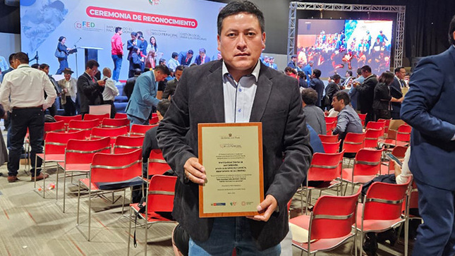 Alcalde distrital Prof. Robert Arteaga recibe el premio Sello Municipal 2023.