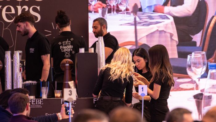 Embajada del Perú en Grecia promueve la exportación del café de especialidad peruano con el evento “Freddo Lovers”