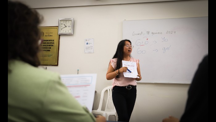 Vecinos de San Isidro participan en talleres de inglés e italiano