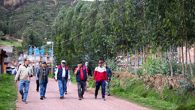 Autoridad de la Universidad de Arte, en el recorrido por el terreno