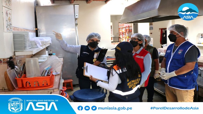 La Municipalidad Distrital de Asia (MDA) a través de la Sub Gerencia de Programas Sociales y Salud, y en coordinación con la Red de Salud Chilca Mala y el Ministerio Público; realizó operativo inopinado en los restaurantes de nuestro distrito.
Fueron más de diez restaurantes donde se realizó la inspección, constatando que el establecimiento cuente con las condiciones óptimas de salubridad para su funcionamiento.
De esta manera, la actual gestión municipal continuará con estos tipos de operativos en los diferentes Anexos de nuestro distrito, con el objetivo de salvaguardar la vida y salud de nuestra población.
#MunicipalidadDistritalDeAsia
#PorelDesarrollodeAsia
#IsaiasAlcantaraAlcaldedeAsia