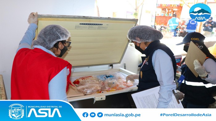 La Municipalidad Distrital de Asia (MDA) a través de la Sub Gerencia de Programas Sociales y Salud, y en coordinación con la Red de Salud Chilca Mala y el Ministerio Público; realizó operativo inopinado en los restaurantes de nuestro distrito.
Fueron más de diez restaurantes donde se realizó la inspección, constatando que el establecimiento cuente con las condiciones óptimas de salubridad para su funcionamiento.
De esta manera, la actual gestión municipal continuará con estos tipos de operativos en los diferentes Anexos de nuestro distrito, con el objetivo de salvaguardar la vida y salud de nuestra población.
#MunicipalidadDistritalDeAsia
#PorelDesarrollodeAsia
#IsaiasAlcantaraAlcaldedeAsia