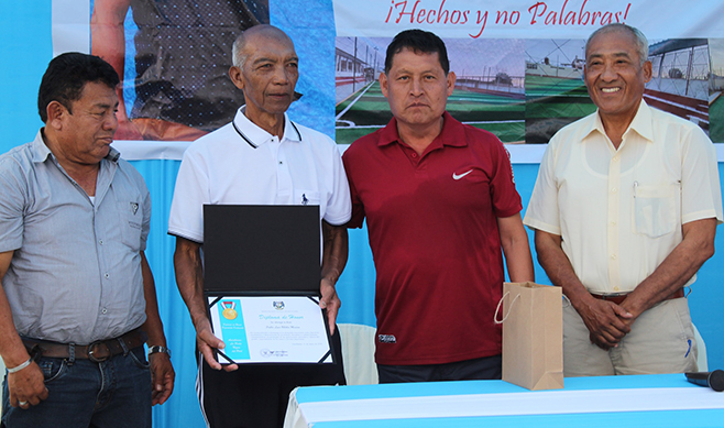 Señor Pablo Luis Ubilla Mesías, otrora, destacado futbolista aucallamino, recibe reconocimiento público.