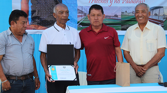Señor Pablo Luis Ubilla Mesías, otrora, destacado futbolista aucallamino, recibe reconocimiento público.