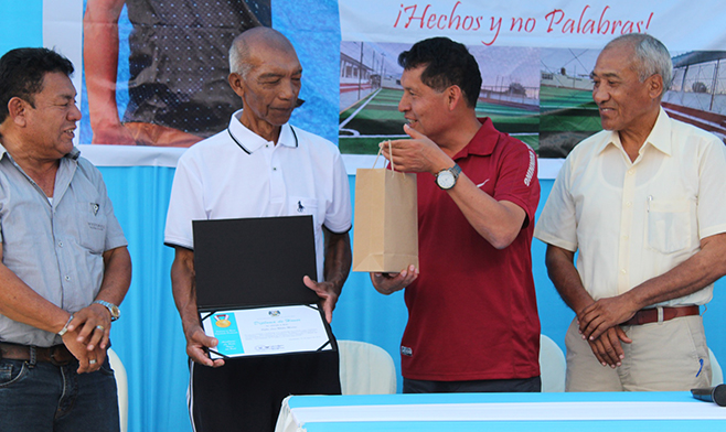 Señor Pablo Luis Ubilla Mesías, otrora, destacado futbolista aucallamino, recibe reconocimiento público.