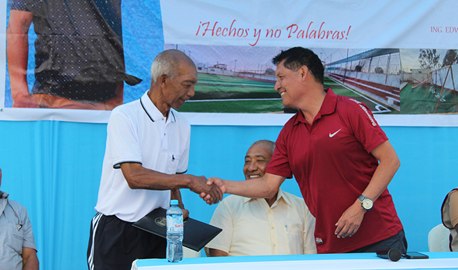 Señor Pablo Luis Ubilla Mesías, otrora, destacado futbolista aucallamino, recibe reconocimiento público.