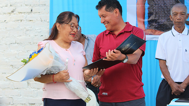 Emotivo reconocimiento público a destacada servidora municipal Letty Estupiñán Mesías.