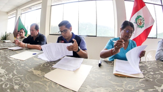 GORE firma convenio interinstitucional para ampliar acceso a la salud en la sierra piurana