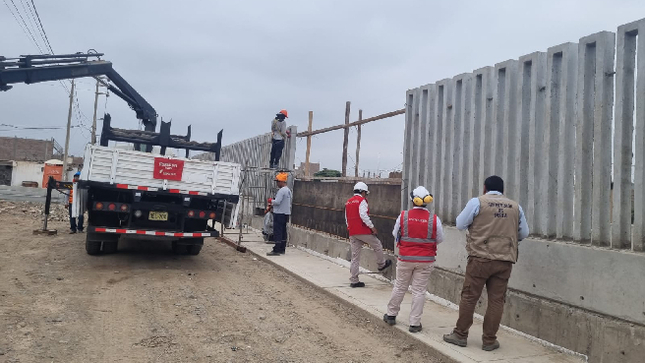 La Contraloría General alertó al Proyecto Especial Tambo Ccaracocha que el cerco perimétrico, situado entre los puentes Socorro y Puno, que se ejecuta como parte de la obra de control de desbordes e inundaciones del río Ica y de la quebrada Cansas/Chanchajalla (Sector II-1) presenta fisuras y segregación. 