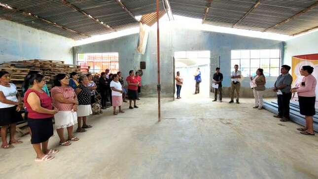Familias de La Obrilla reciben tuberías de agua por parte del Comité de Damas del GORE