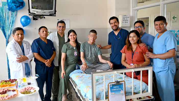 Exitosa reconstrucción de mandíbula devuelve la sonrisa a joven afectado por tumor de rápido crecimiento