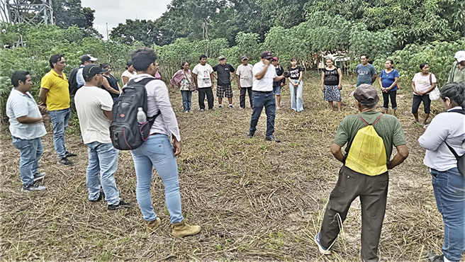 Productores agrarios recibiendo capacitación