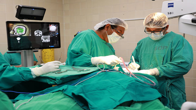 Especialistas de Neurocirugía de EsSalud Cusco realizan intervenciones neuroquirúrgicas con moderno equipo
