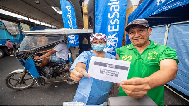  EsSalud incentiva vacunación en mercados para proteger a la población del sarampión y la covid-19