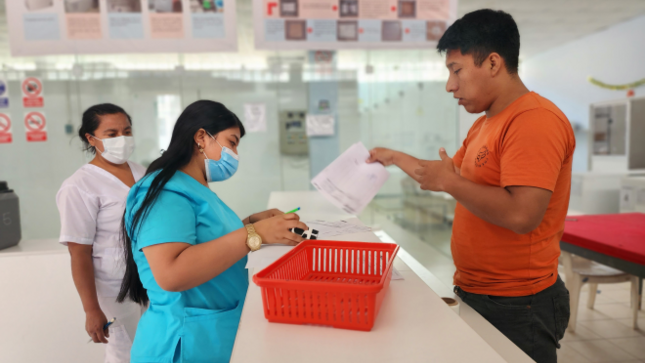 A trabajadores y pacientes que estén dentro de los grupos de riesgo