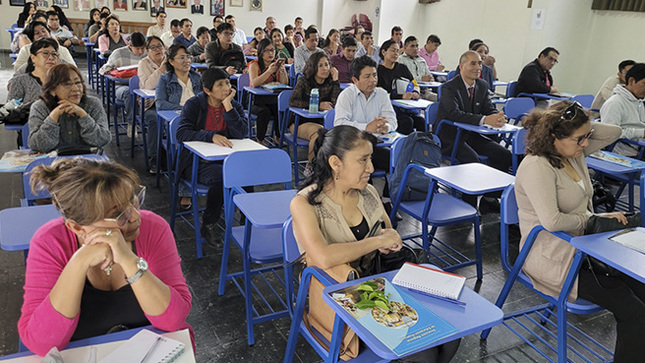 Docentes capacitándose