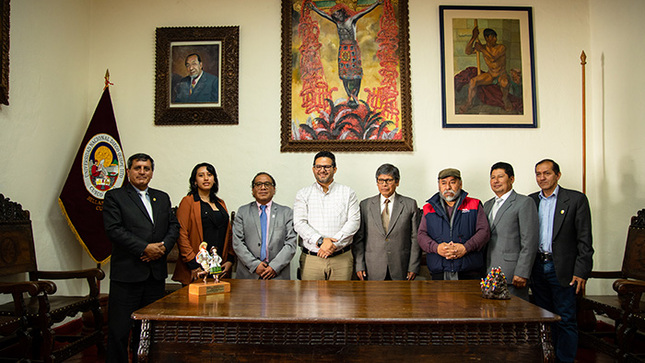 Fotografía de las autoridades de la Universidad de Arte y el jefe del Archivo General de la Nación 