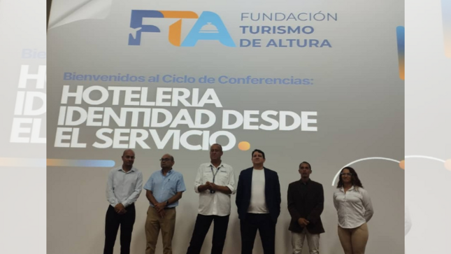 Embajada del Perú en Venezuela destaca el impacto social el turismo nacional en conferencia sobre hotelería en Nueva Esparta
