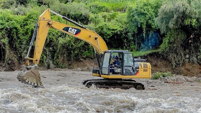 Maquinaria pesada del gobierno regional de Apurímac y sur vial intensifican trabajos de descolmatación de cauce del río Chalhuanca