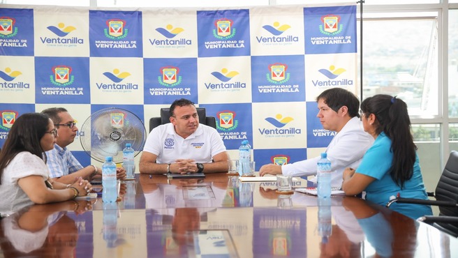 "Gracias a la iniciativa de nuestro alcalde Johvinson Vásquez y preocupado por el bienestar de los trabajadores municipales, firmó un acuerdo con representantes de ESSALUD, para que esta institución nacional intervenga a través del programa “Mi Salud - Mi Vida”, con el fin de disminuir los factores de riesgo vascular, mejorar el estilo de vida y brindar educación en salud a los colaboradores municipales. ¡Ventanilla crece con su gente!"
