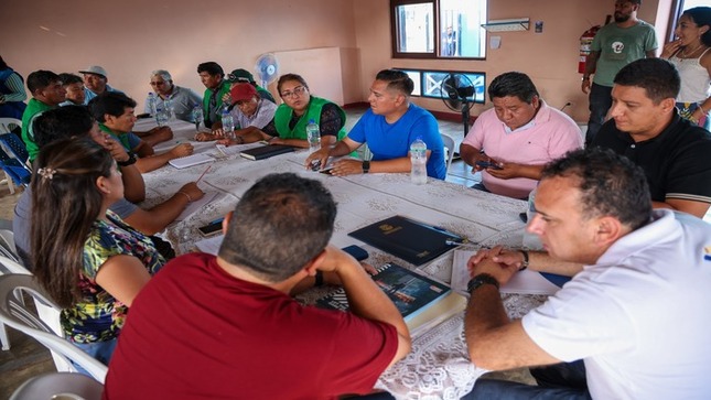  ¡Unidos, trabajando en conjunto por el progreso de los pueblos! Nuestro alcalde 𝐉𝐡𝐨𝐯𝐢𝐧𝐬𝐨𝐧 𝐕𝐚𝐬𝐪𝐮𝐞𝐳 sostuvo una reunión con los dirigentes de Parque Porcino para generar un plan de labores y acciones en favor de esta importante comunidad. Los asistentes presentaron sus propuestas que fueron bien recibidas por nuestra autoridad. “El trabajo de los dirigentes es importante para nosotros, ¿quiénes mejor que ustedes que conocen la problemática de sus pueblos para buscar soluciones a sus solicitudes?”, puntualizó.