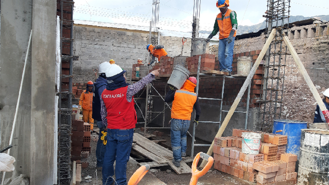 La Contraloría General, identificó deficiencias en la ejecución de la obra de "Mejoramiento de los Servicios de Educación Secundaria" en la Institución Educativa La Salle, ubicada en el distrito de Santa Rosa - Melgar – Puno. Estas deficiencias, que incluyen la falta de cumplimiento en las dosificaciones de concreto y problemas estructurales en la losa aligerada, han sido señaladas como puntos críticos que podrían comprometer la calidad y seguridad del proyecto, así como generar posibles perjuicios económicos para la entidad.