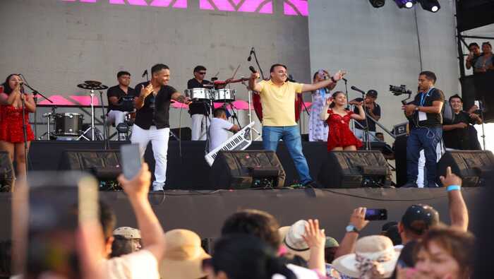 El concierto musical en el balneario “Costa Azul" fue una experiencia inolvidable que quedará grabada en la memoria de todos los asistentes. Reconocidos artistas locales, nacionales e internacionales cautivaron al público con lo mejor de su repertorio. Nuestro alcalde 𝐉𝐡𝐨𝐯𝐢𝐧𝐬𝐨𝐧 𝐕𝐚́𝐬𝐪𝐮𝐞𝐳 expresó su agradecimiento a los espectadores por su asistencia ordenada y a los artistas por formar parte de la celebración de los 55 años de creación política de Ventanilla. Durante la presentación del Grupo Niche de Colombia, el burgomaestre tomó la palabra para agradecer a la productora por hacer posible la llegada de artistas de primera categoría “como se merecen mis vecinos”, detalló nuestro alcalde.
