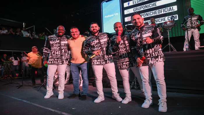 El concierto musical en el balneario “Costa Azul" fue una experiencia inolvidable que quedará grabada en la memoria de todos los asistentes. Reconocidos artistas locales, nacionales e internacionales cautivaron al público con lo mejor de su repertorio. Nuestro alcalde 𝐉𝐡𝐨𝐯𝐢𝐧𝐬𝐨𝐧 𝐕𝐚́𝐬𝐪𝐮𝐞𝐳 expresó su agradecimiento a los espectadores por su asistencia ordenada y a los artistas por formar parte de la celebración de los 55 años de creación política de Ventanilla. Durante la presentación del Grupo Niche de Colombia, el burgomaestre tomó la palabra para agradecer a la productora por hacer posible la llegada de artistas de primera categoría “como se merecen mis vecinos”, detalló nuestro alcalde.