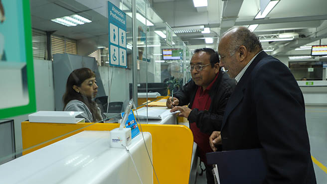 Foto de Atención a personas en oficina de Sunarp