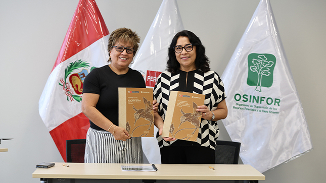 Lucetty Ullilen, jefa del OSINFOR, y Violeta Bermúdez, directora del Proyecto Prevenir de USAID