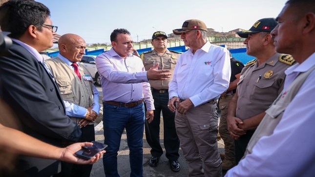 "Dispondremos de 10 unidades móviles para contribuir en los operativos conjuntos con la Policía Nacional", de esta manera nuestro alcalde 𝐉𝐡𝐨𝐯𝐢𝐧𝐬𝐨𝐧 𝐕𝐚𝐬𝐪𝐮𝐞𝐳, renovó su compromiso con los vecinos y la seguridad ciudadana de nuestra comunidad, ante la visita de inspección que realizó en conjunto con el ministro del Interior, Víctor Torres a las comisarías de Pachacútec y Villa Los Reyes. Por su parte el ministro ratificó al personal policial destacadas en estas dependencias.