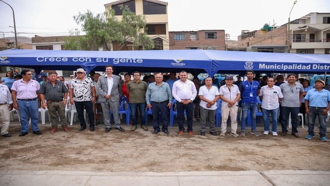 ¡Celebramos junto a nuestro alcalde 𝐉𝐡𝐨𝐯𝐢𝐧𝐬𝐨𝐧 𝐕𝐚𝐬𝐪𝐮𝐞𝐳 el 46° aniversario de Ventanilla Alta! 🎉 Su participación en esta celebración demuestra su compromiso con nuestra comunidad, mostrando disposición para escuchar y trabajar en conjunto por el crecimiento de Ventanilla Alta y el bienestar de nuestros vecinos. ¡Ventanilla crece son su gente! 🙌🏻
