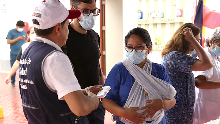 Usuaria recibe información sobre el uso de medicamentos